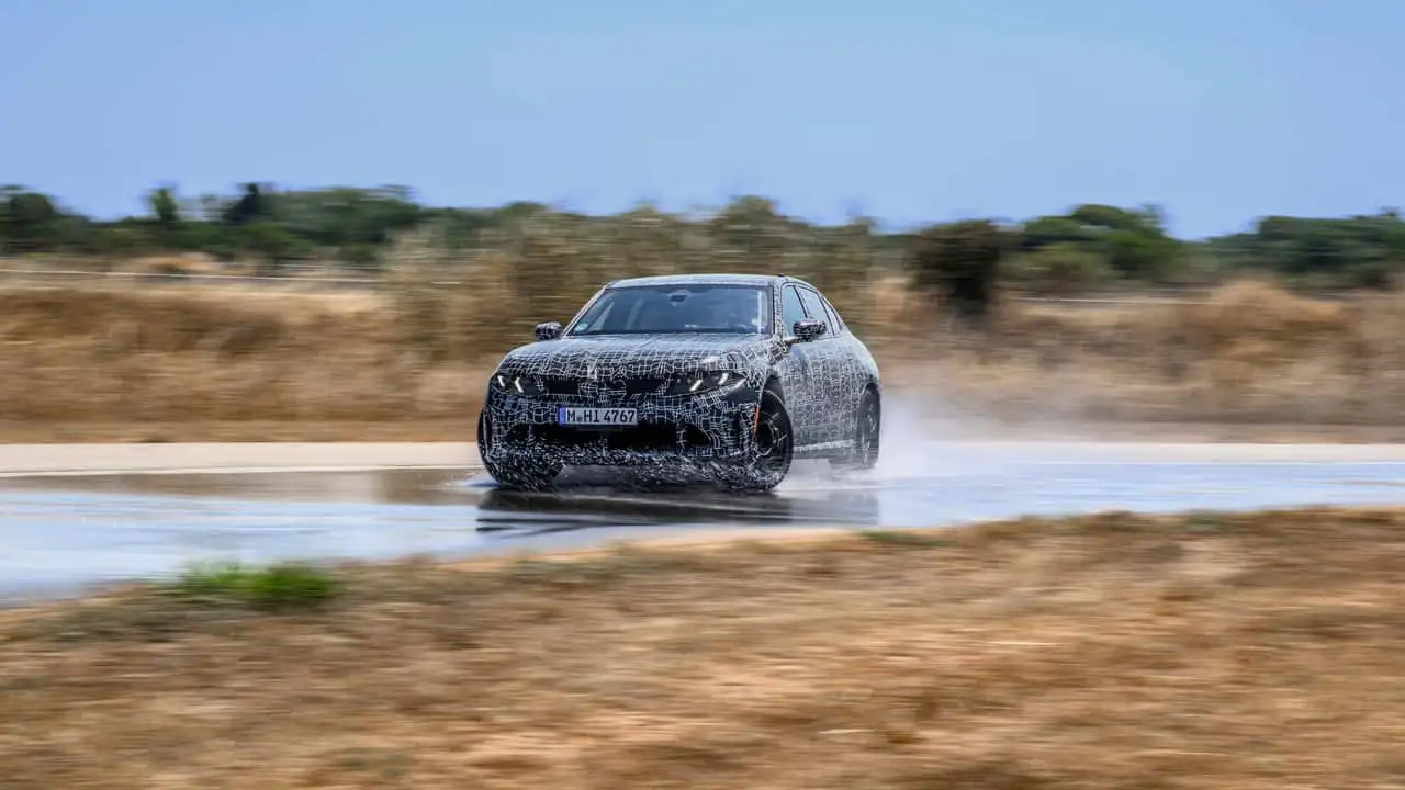 Камуфльований седан BMW M350 xDrive під час динамічних випробувань 9