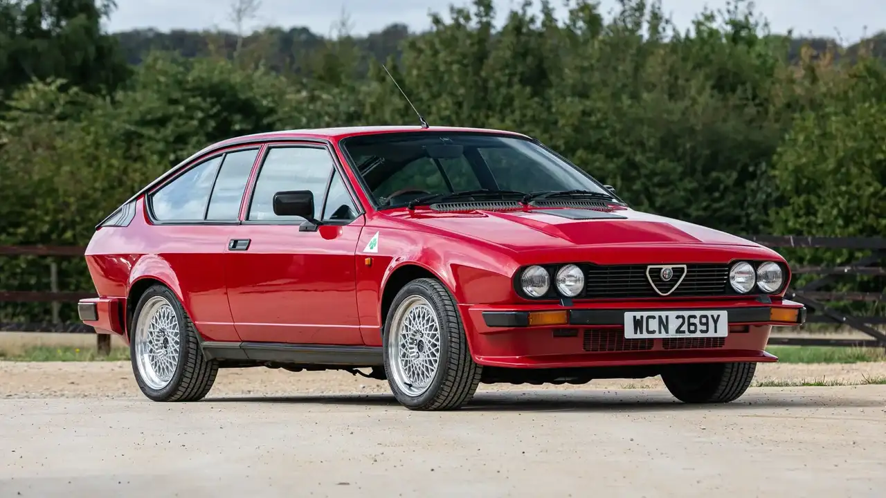 1983 Alfa Romeo GTV6 Джеремі Кларксона з кутового вигляду