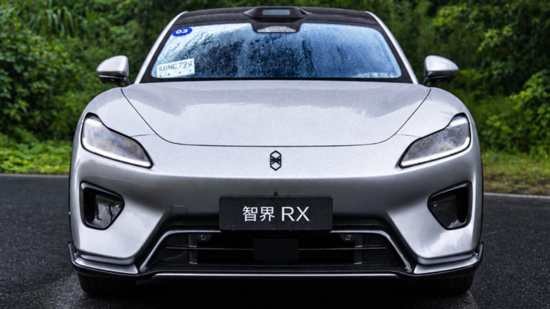 Вид сбоку кроссовера Luxeed RX