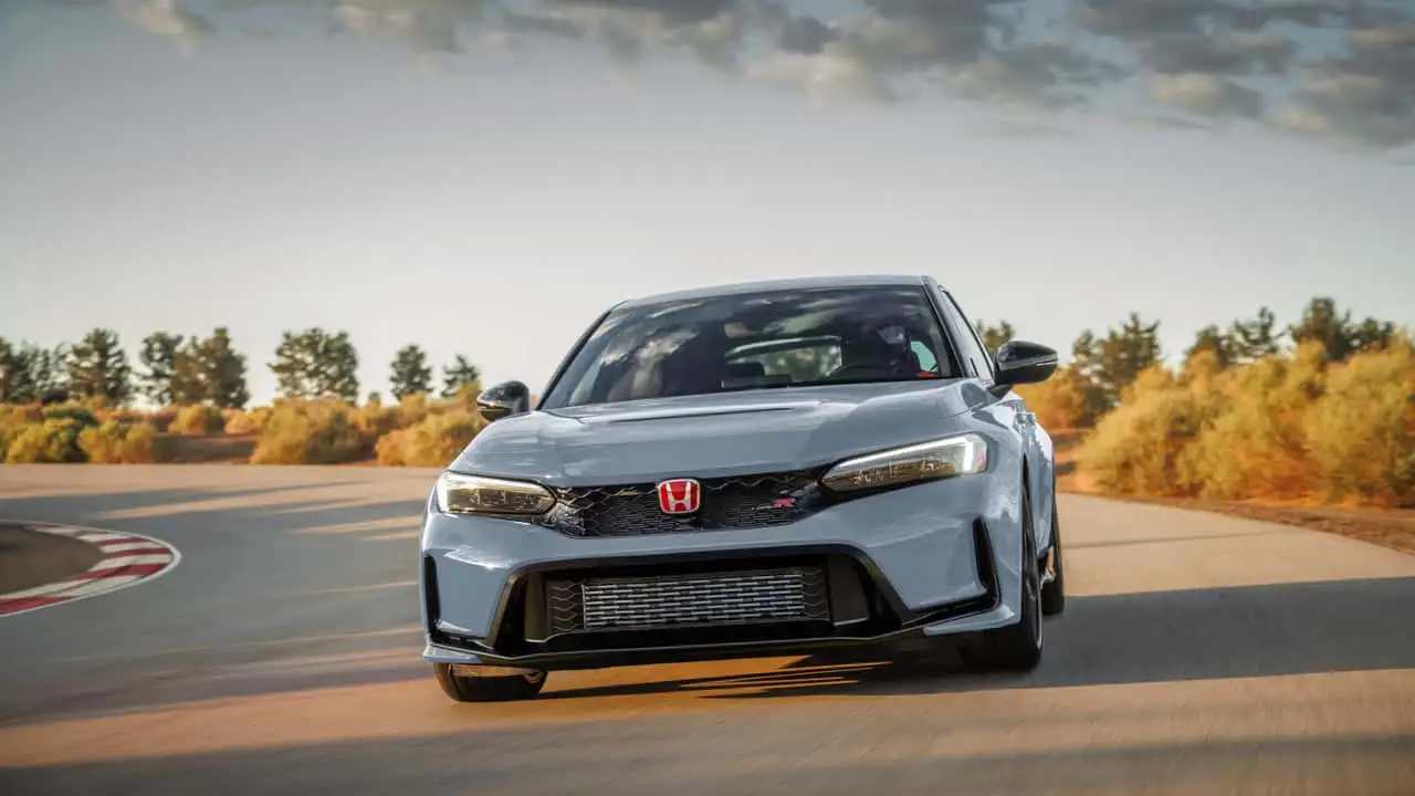 Обновленный Honda Civic Type R 2027 - вид спереди