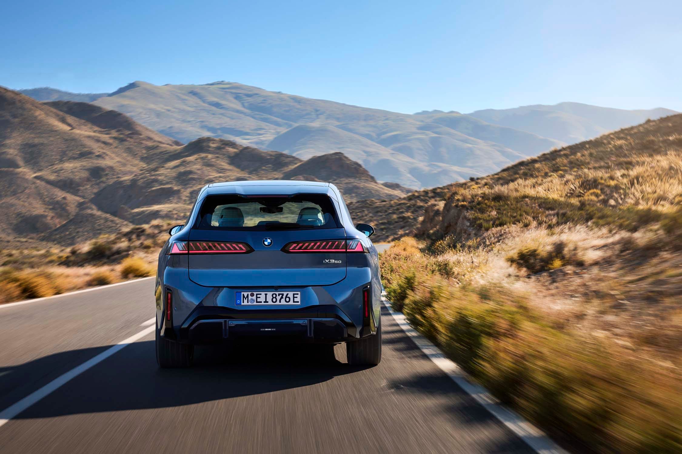 BMW iX3 Long-Wheelbase під час руху
