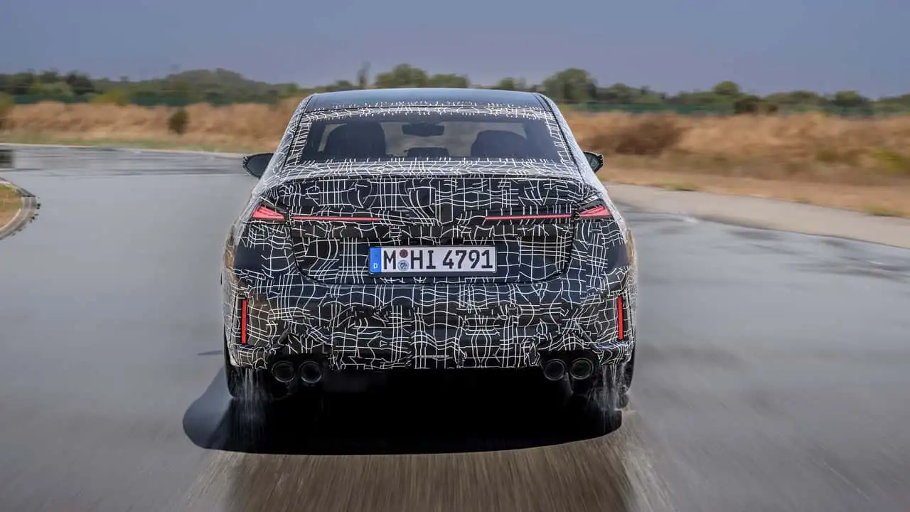Камуфльований седан BMW M350 xDrive під час динамічних випробувань 13