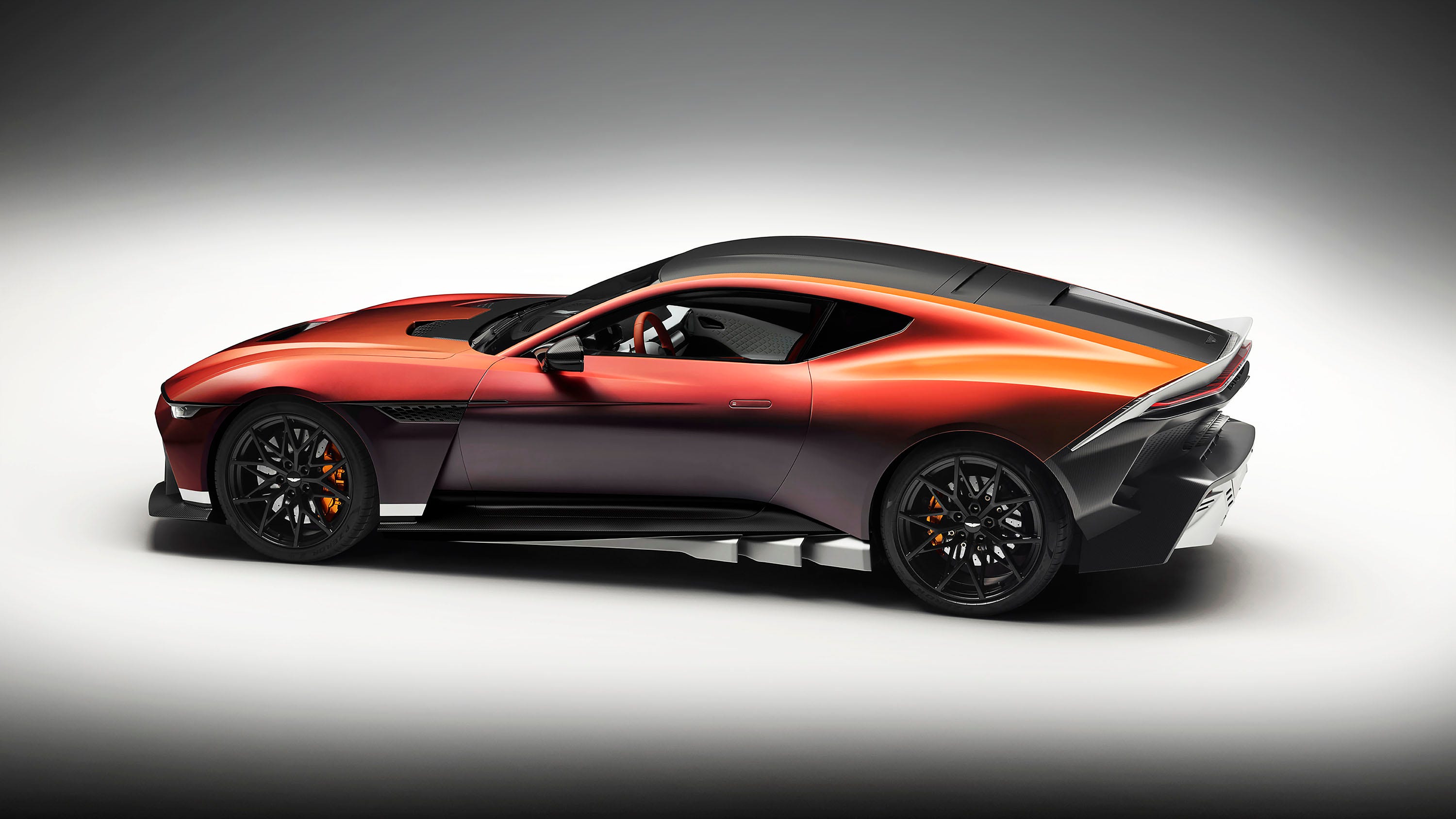 Вид з кабіни Aston Martin Valen