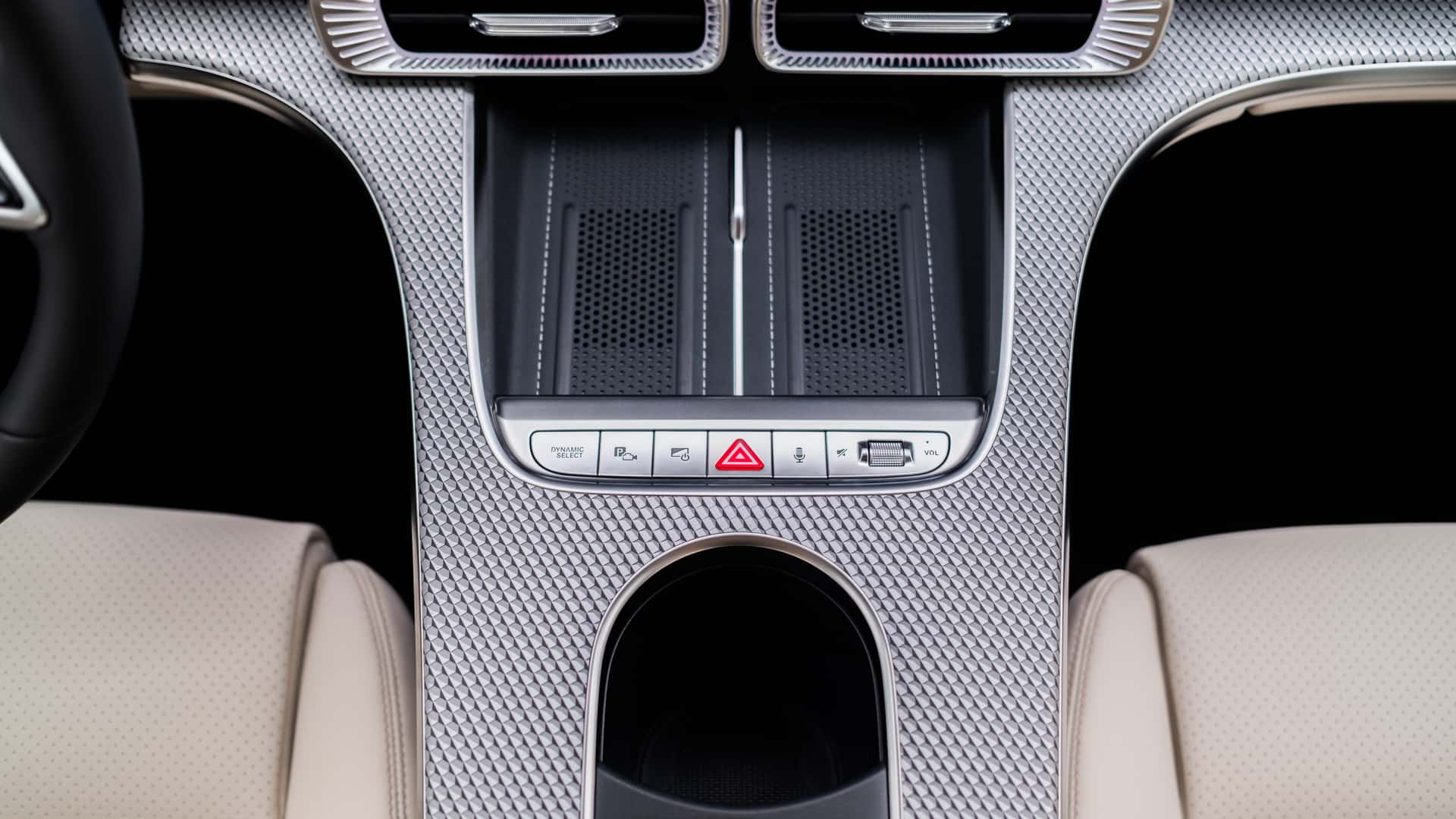 Великий дисплей у салоні Mercedes-Benz C-Class
