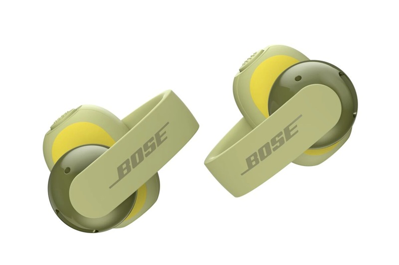 Bose Sport Open Earbuds : pince en C en silicone mat, boutons physiques et certification IP54.