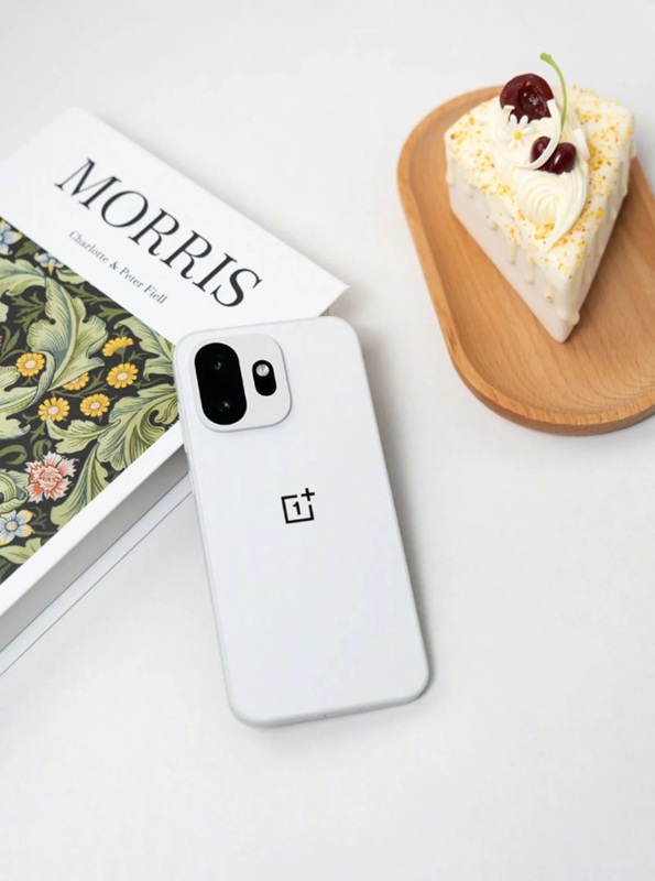 OnePlus 15T у білому кольорі