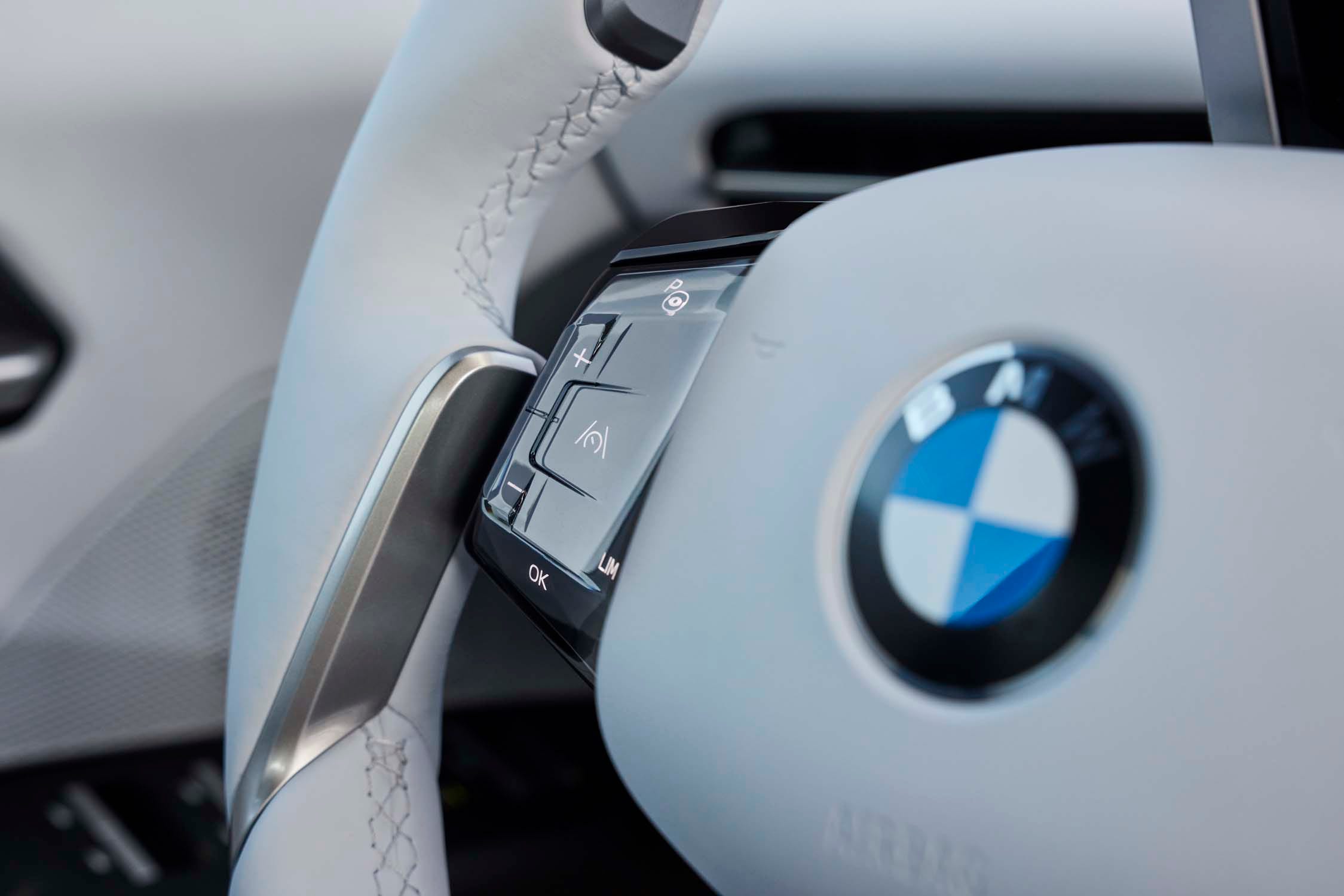 Голосове керування BMW iX3