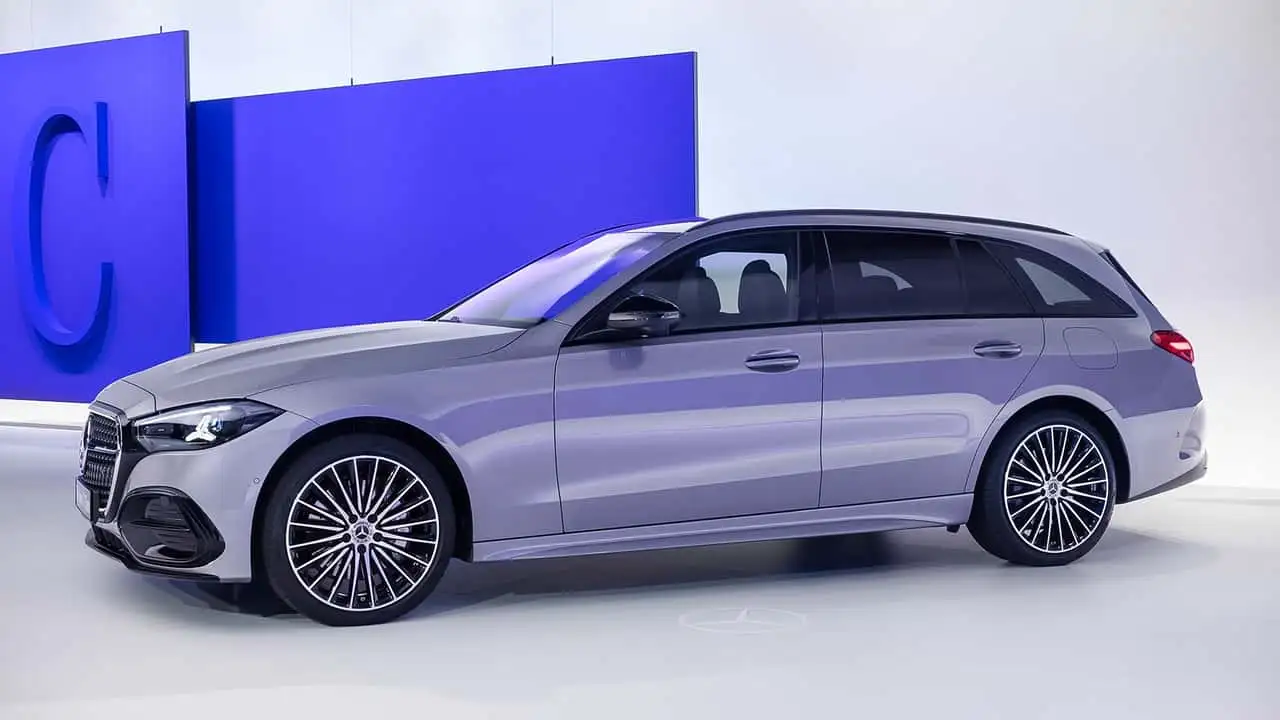 Просторий салон Mercedes-Benz Classe C