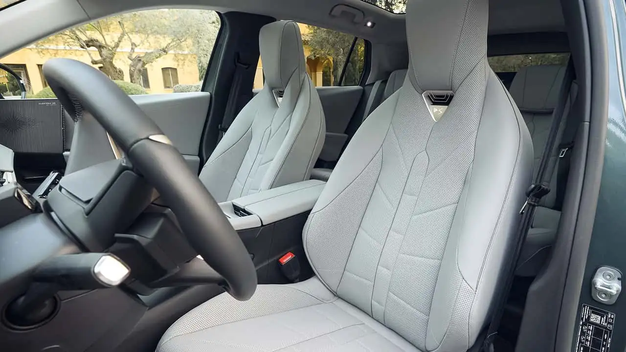 Експозиція DS Automobiles у Парижі