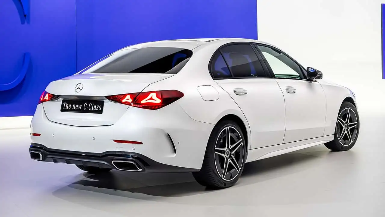 Вид на Mercedes-Benz Classe C рестайлінг 2026 в профіль