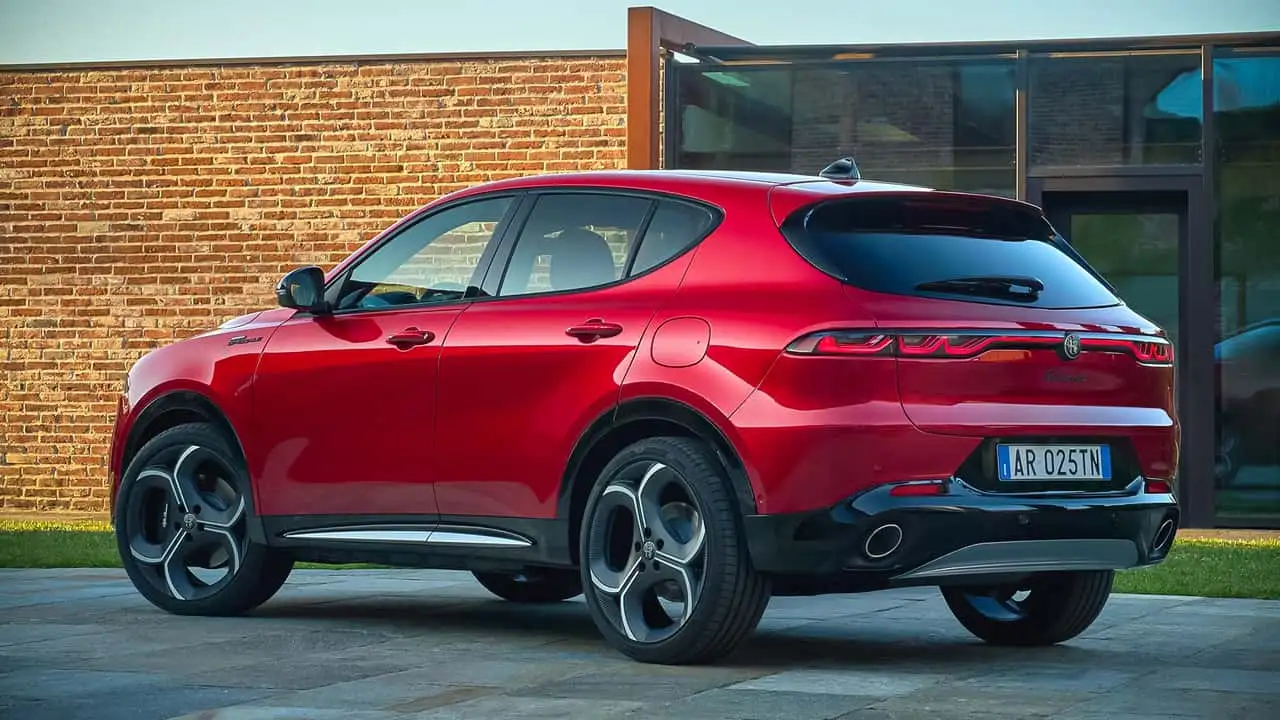 Кросовер Alfa Romeo Tonale на дорозі