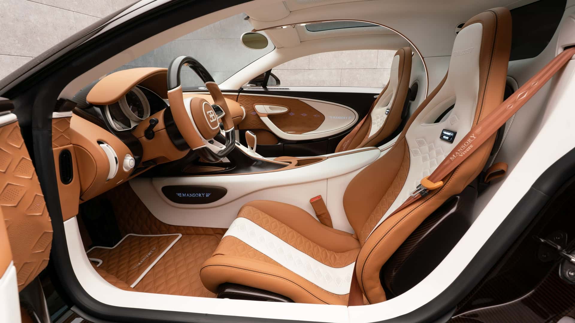 Деталі Mansory Vivere з кольорового карбону