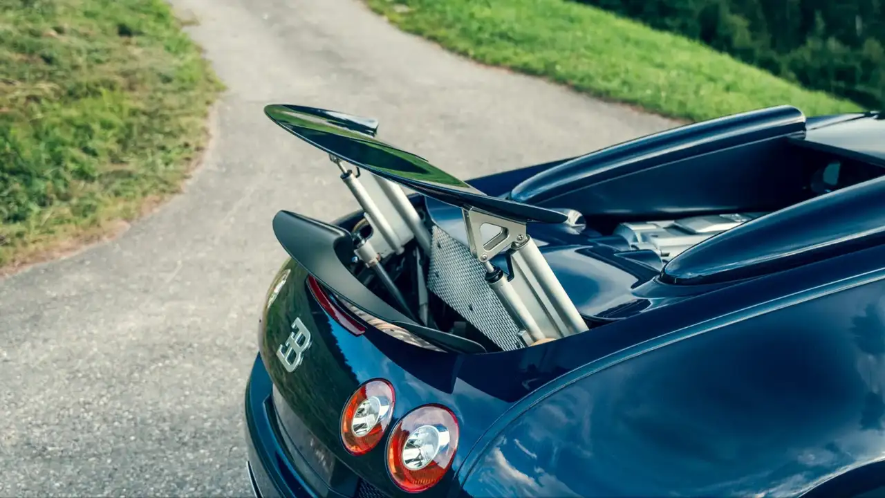 Вид сзади на Bugatti Veyron