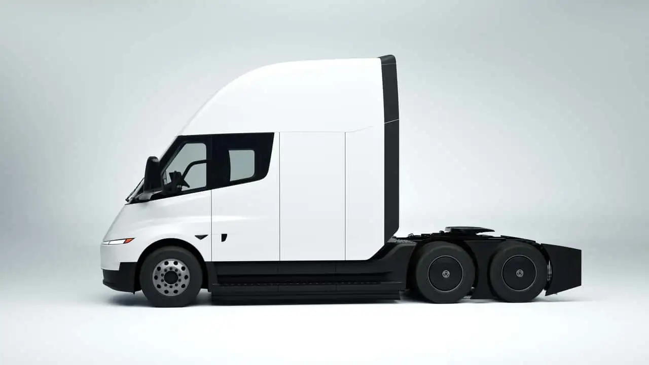Tesla Semi перед дорогею
