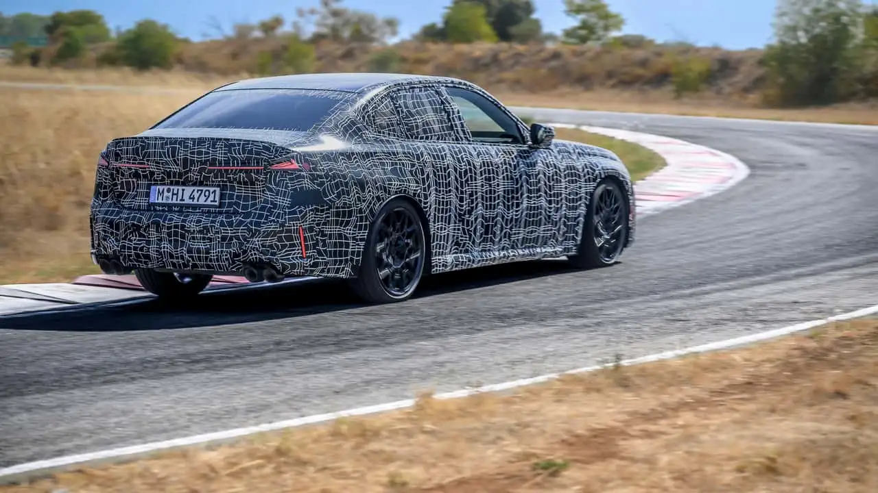 Камуфльований седан BMW M350 xDrive під час динамічних випробувань 16