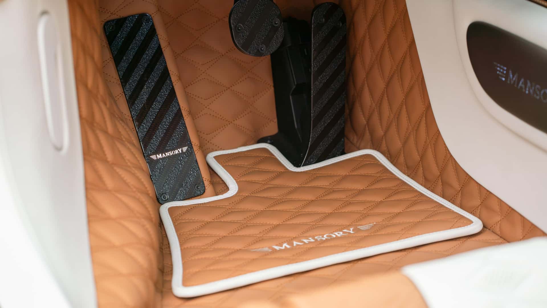 Ексклюзивна задня частина Mansory Vivere