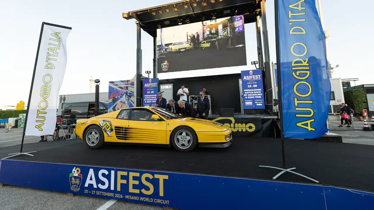 Выставка старинных автомобилей на асфальте