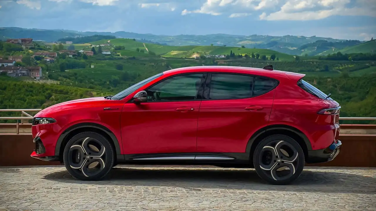 Alfa Romeo Tonale бокове фото