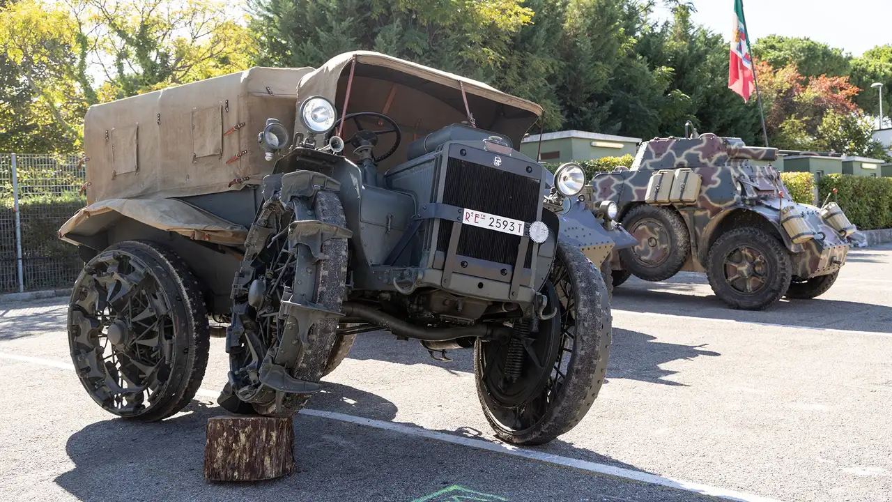 Зрители наслаждаются автомобильной красотой