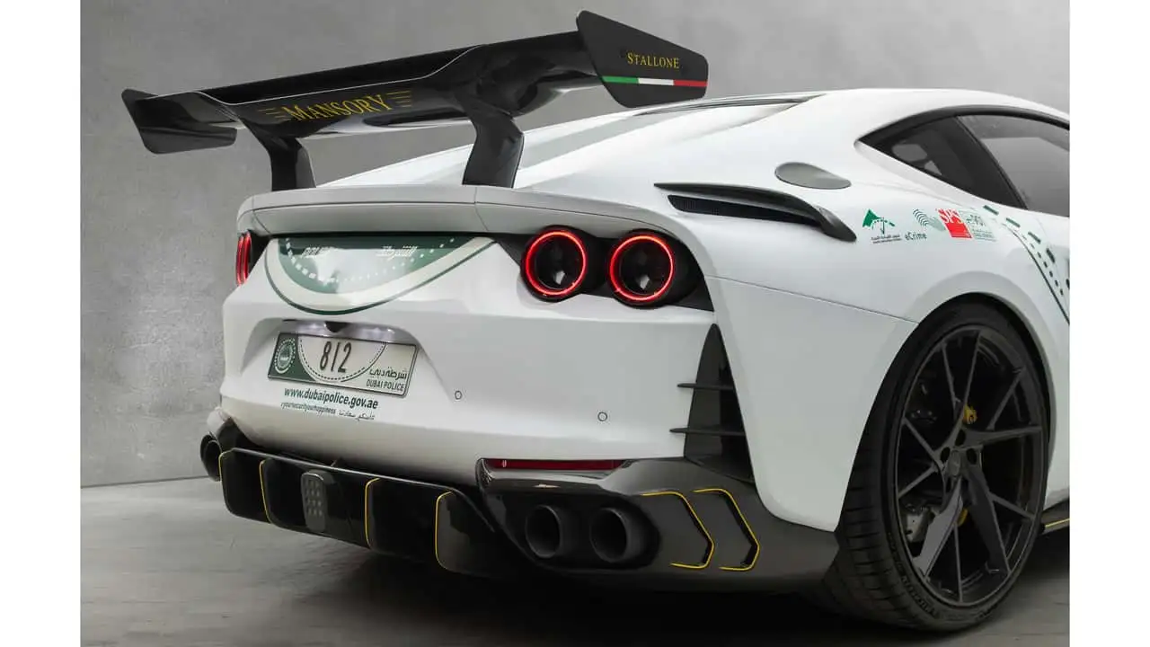 Передний вид Ferrari 812 в Mansory