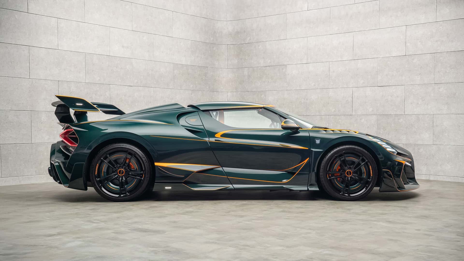 Mansory Vincerò на підставці
