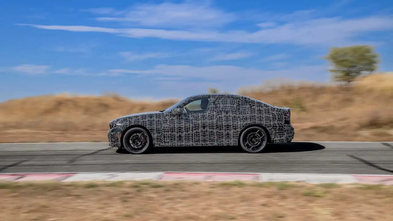 Камуфльований седан BMW M350 xDrive під час динамічних випробувань 19