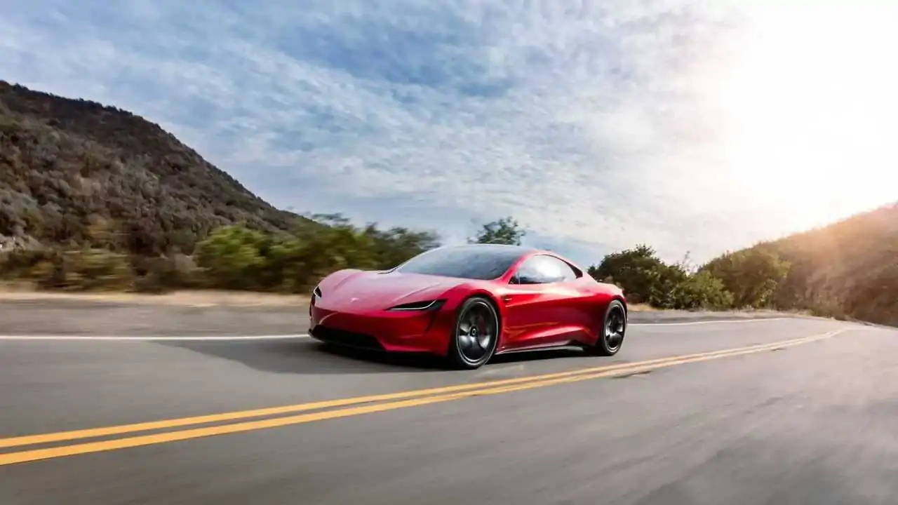 Tesla Roadster з фонами міста