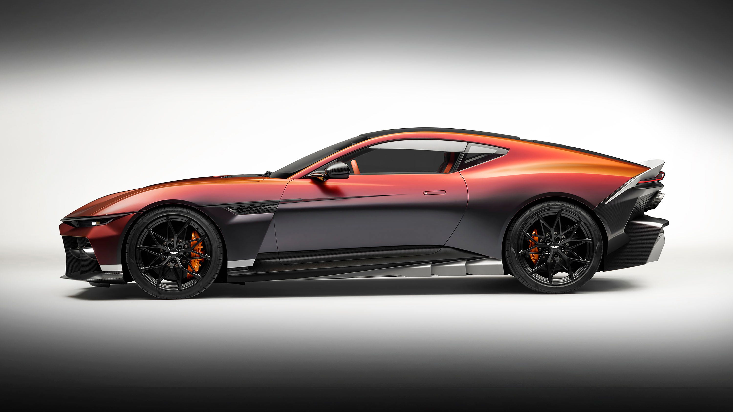 Чорний варіант Aston Martin Valen