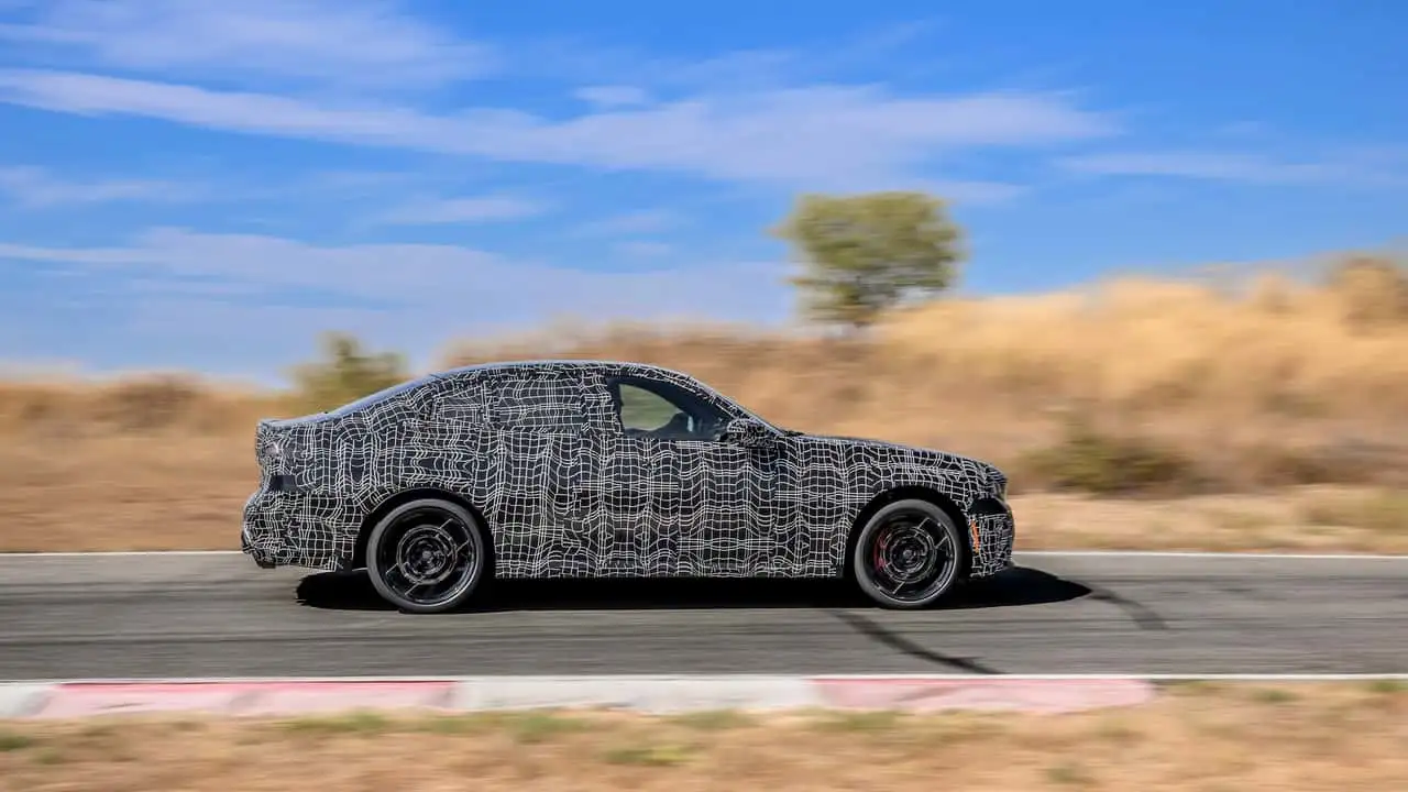 Камуфльований седан BMW M350 xDrive під час динамічних випробувань 20
