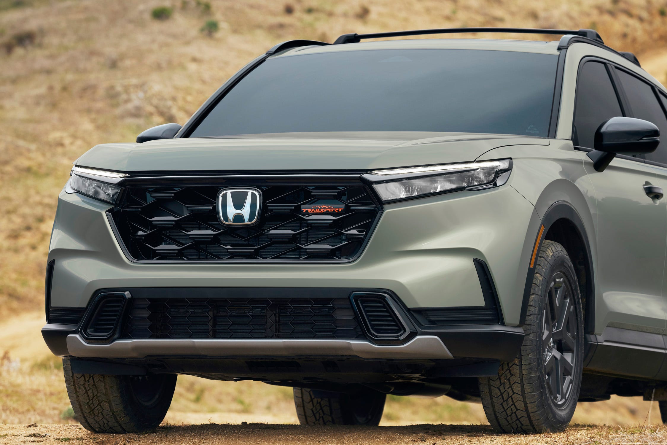 Передний вид CR-V на дороге
