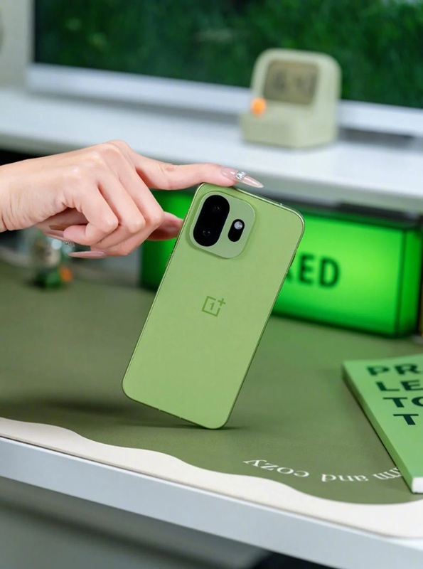 OnePlus 15T у чорному кольорі