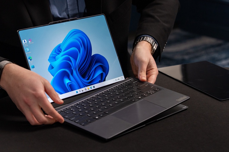 ThinkBook Modular AI PC с двумя экранами