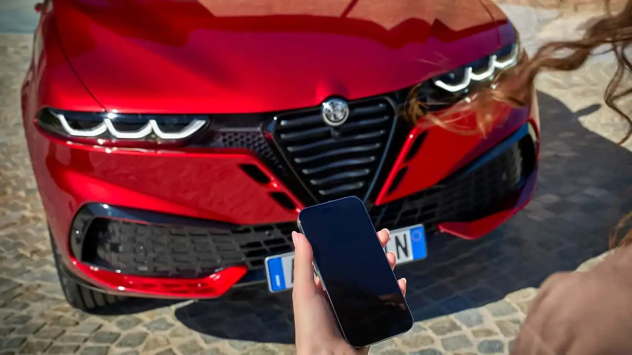 Alfa Romeo Tonale вид спереду під кутом