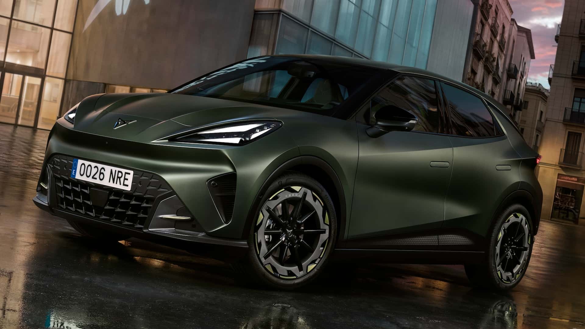 Cupra Raval 2026 - автомобиль во время движения