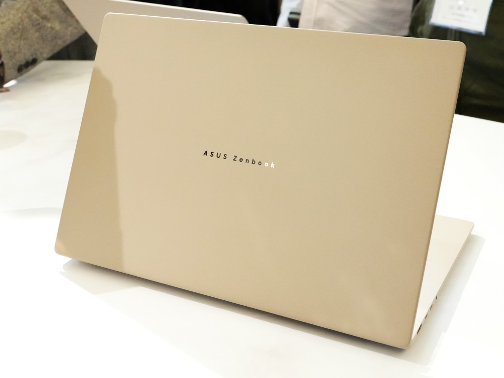 Asus Zenbook Sora 16 зі сторони