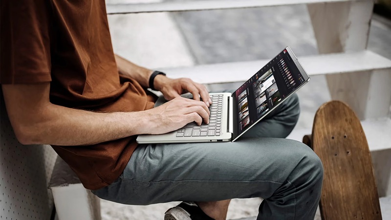 The Acer Swift Air 14's aluminum chassis weighs 1.25kg and opens flat to 180 degrees.