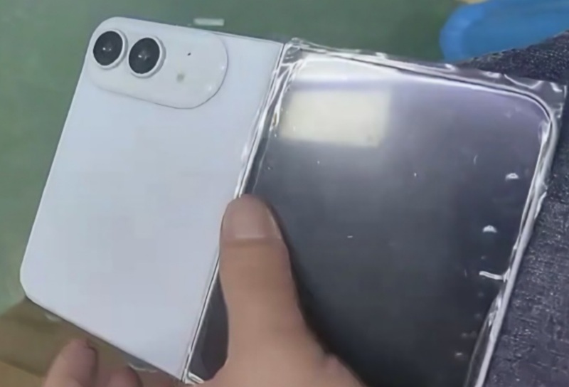 Le premier cliché supposé d'un exemplaire réel de l'iPhone Ultra, montré déplié dans un coloris argent clair.