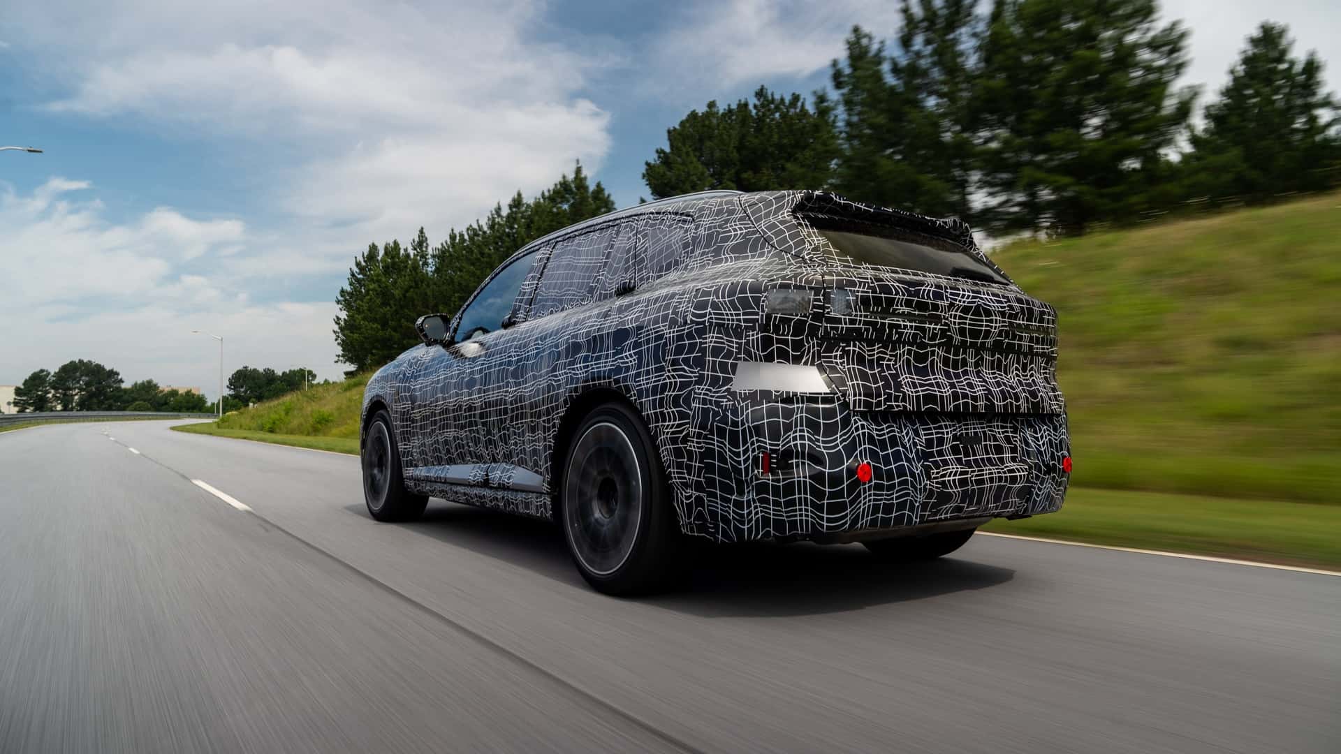 BMW X5 під час дорожніх тестувань на автодромі