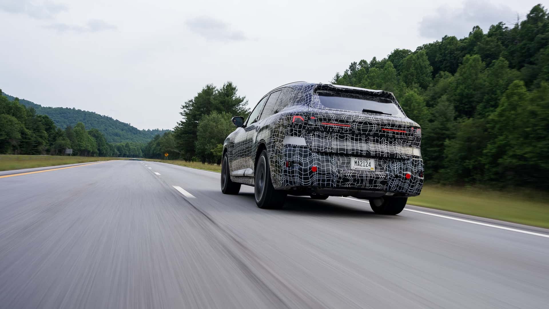 Профільний вигляд BMW X5 під час тестування в Центрі BMW