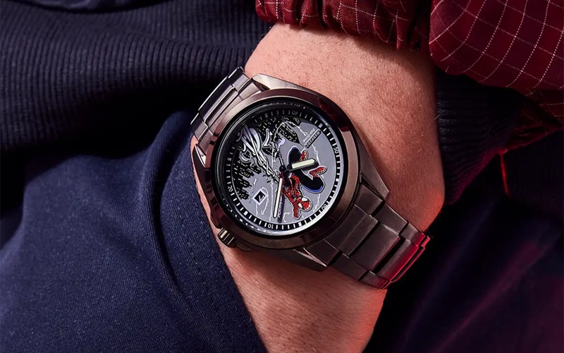 La montre Citizen AW1437-61W Spider-Man avec son cadran illustré et son boîtier noir en acier inoxydable.