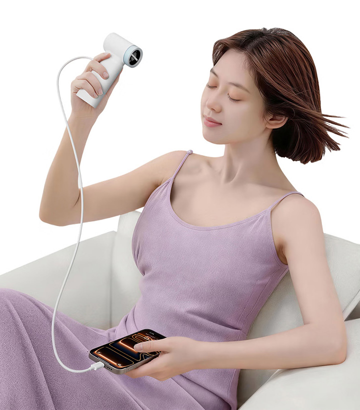 Le CP Modular Fan Plus embarque deux accumulateurs pour une capacité totale de 10 000 mAh. Illustration : Cuktech