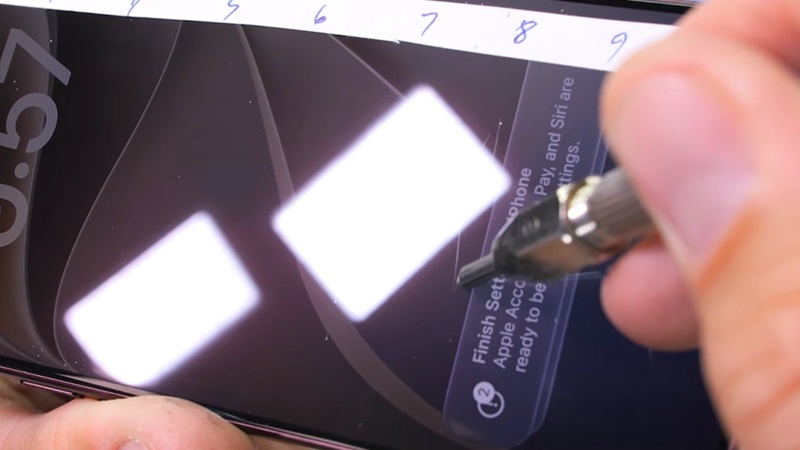 JerryRigEverything тестує iPhone 18 Pro