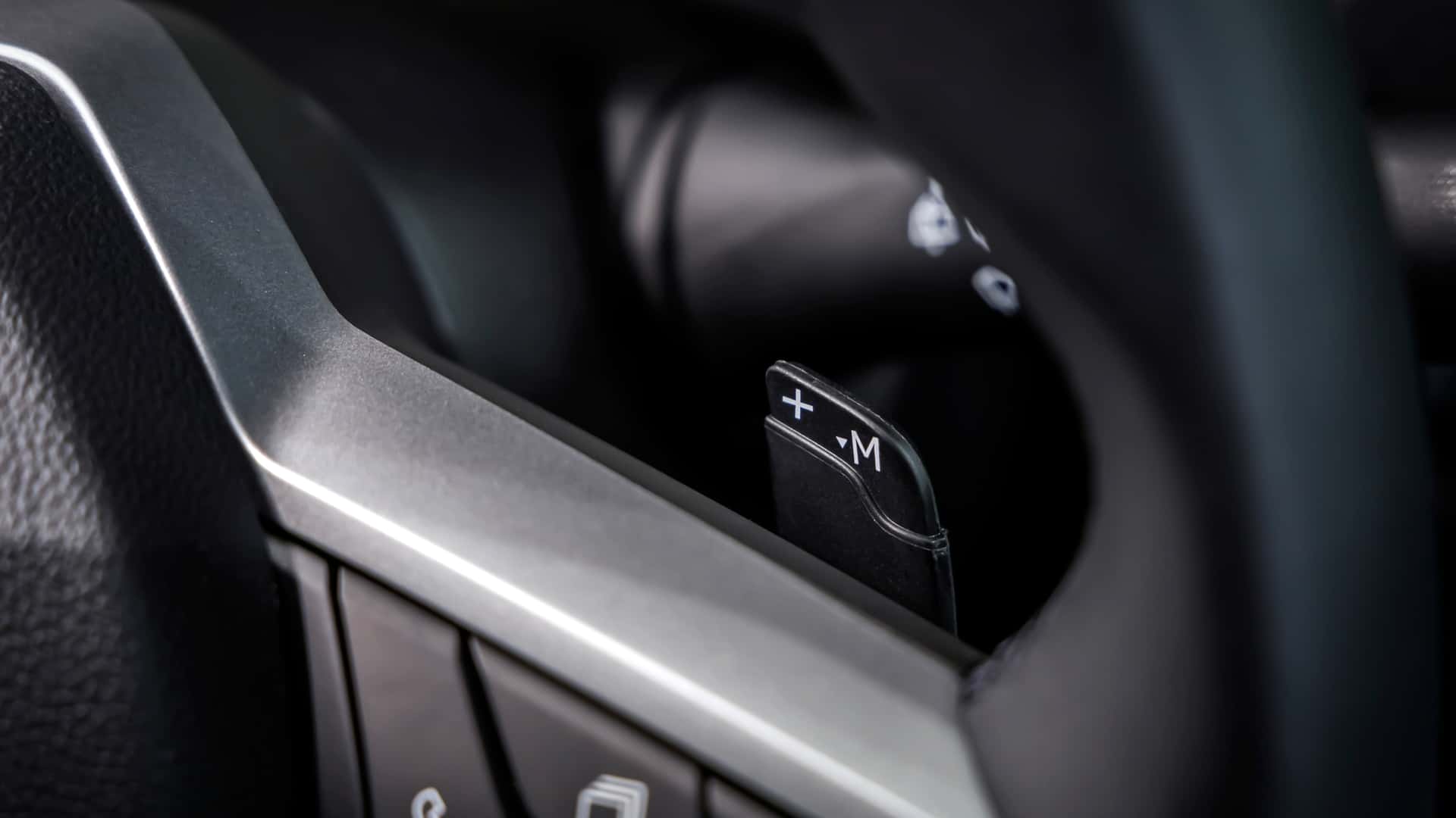 Вид збоку з різних сторін Dacia Sandero Stepway Hybrid 2026