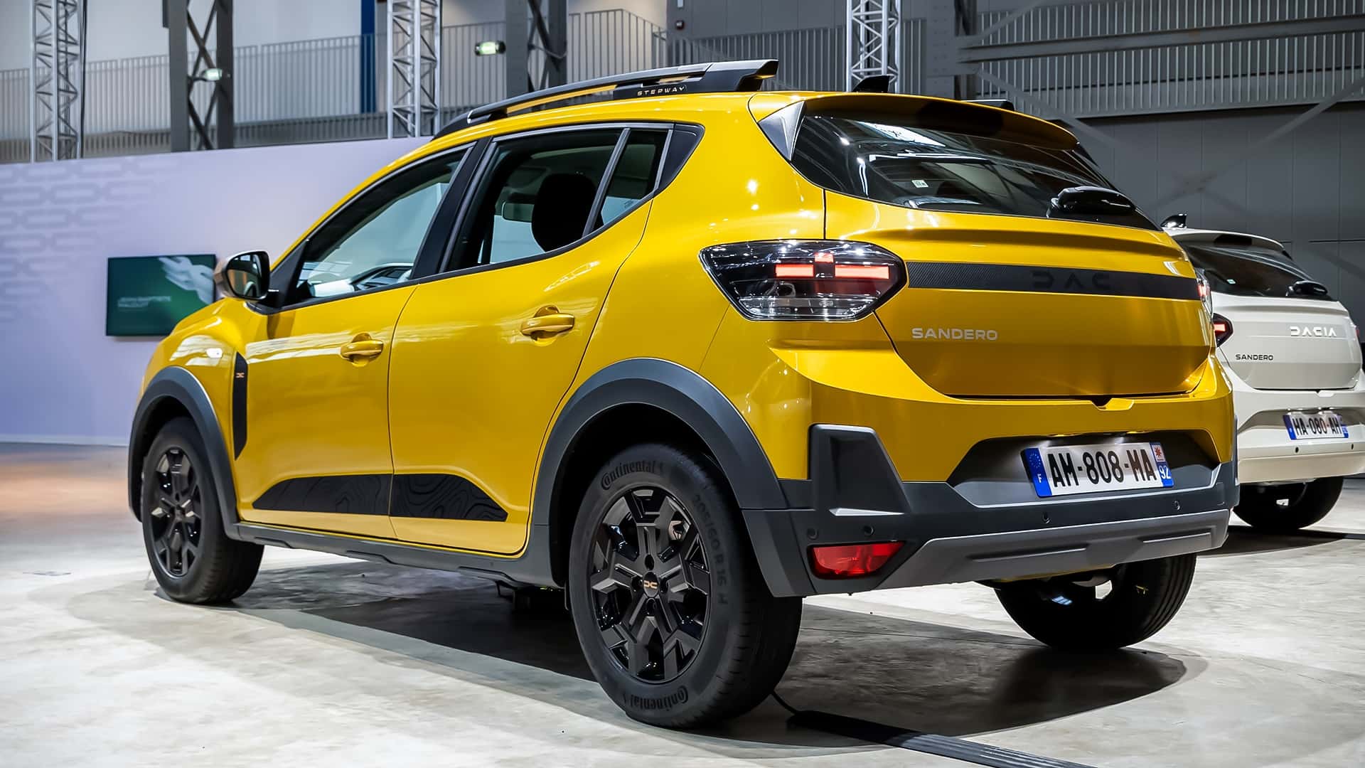 Dacia Sandero Stepway Hybrid 2026 вид збоку