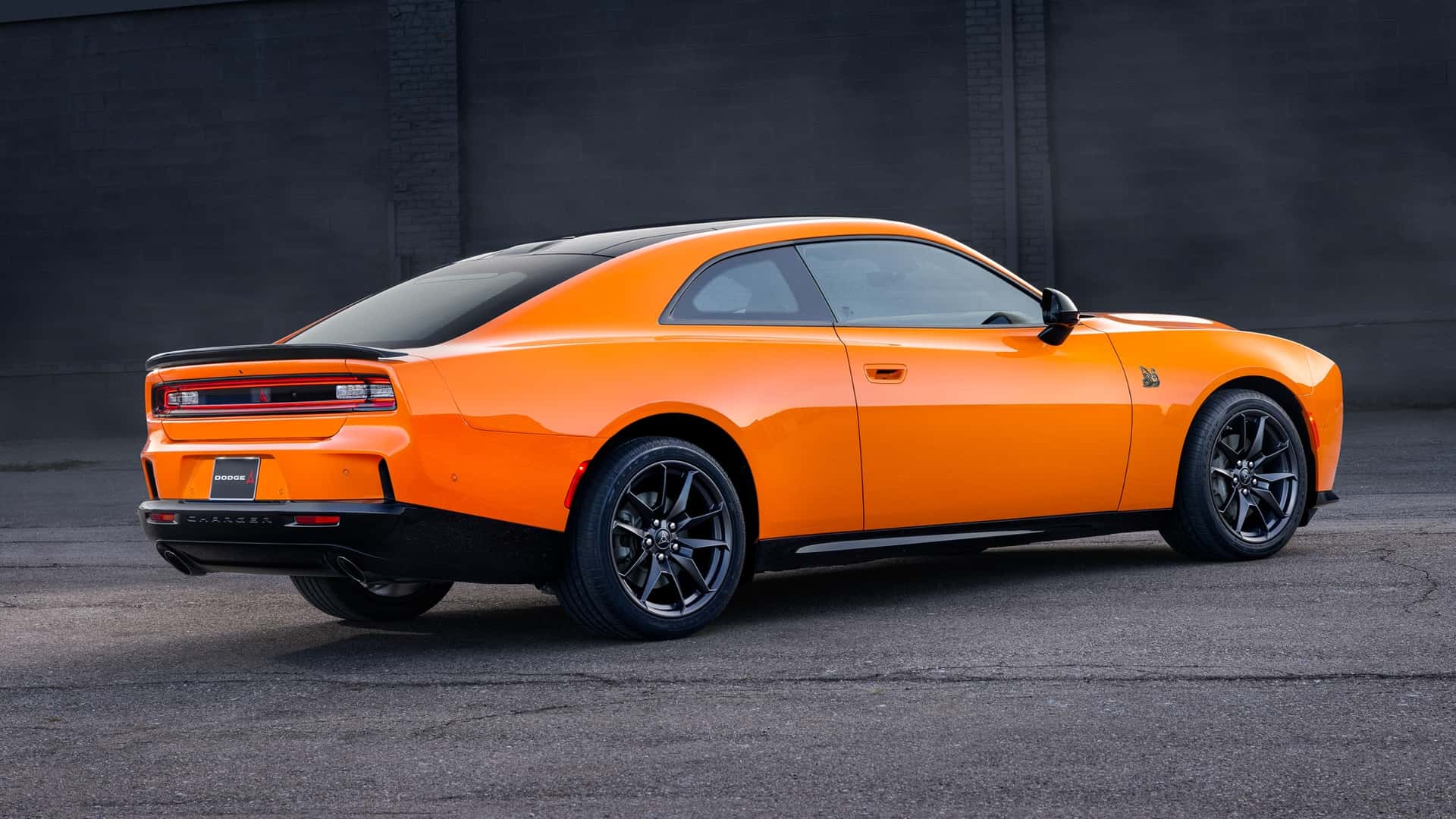 Новый Dodge Charger на дороге