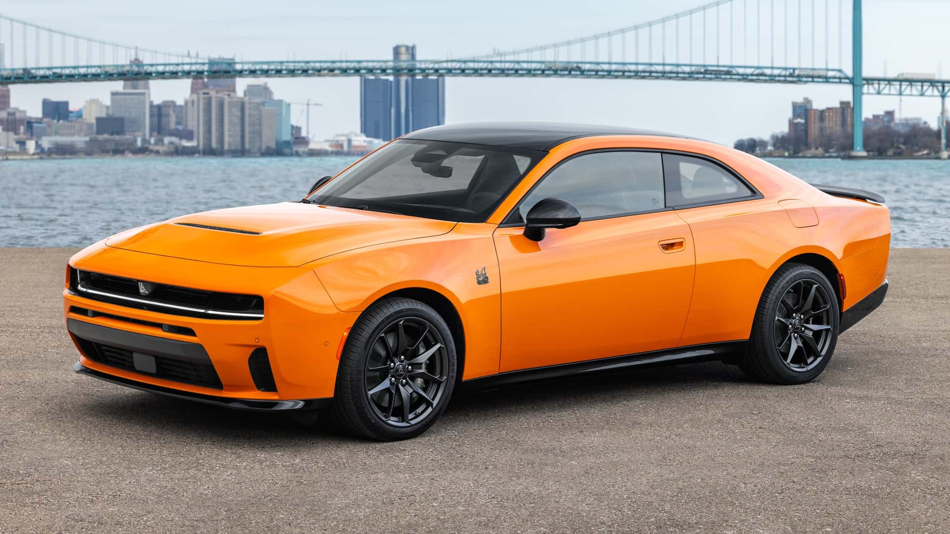 Вид спереди нового Dodge Charger