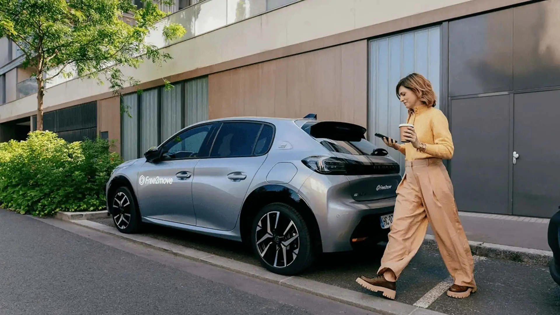 Зображення логотипу та автомобілів з сервісу Free2move.