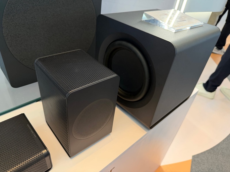 The TCL Q95K's main soundbar bar unit houses aluminum-cone drivers with neodymium magnets across multiple channels.