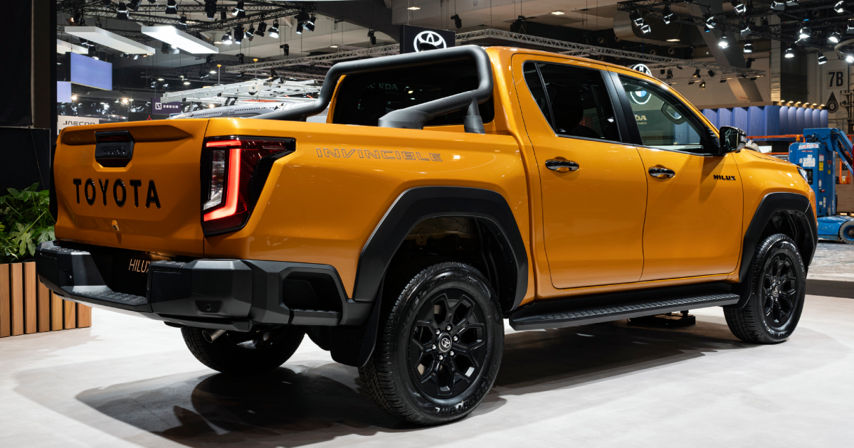 Toyota Hilux 2026 - гібрид задній вигляд