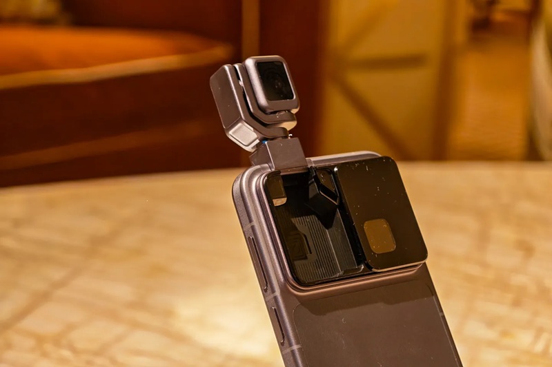 Детальний вид Robot Phone Honor на CES 2026